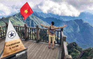 fansipan-trekking-group-photo-mountain-view